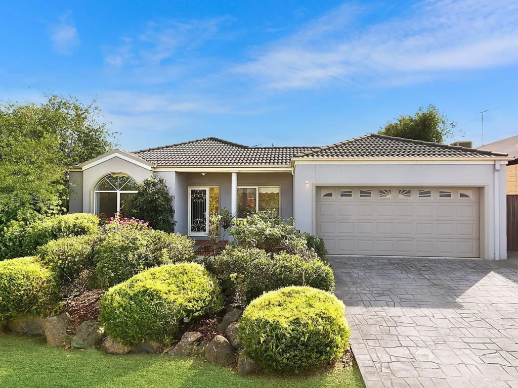 Sophisticated Design, Prime Highton Location brick house with 4 bed/ 2bath/ 700+sqm land
