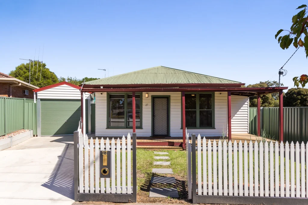 Less than 10 year old Brick House- 2 kms to Bendigo CBD