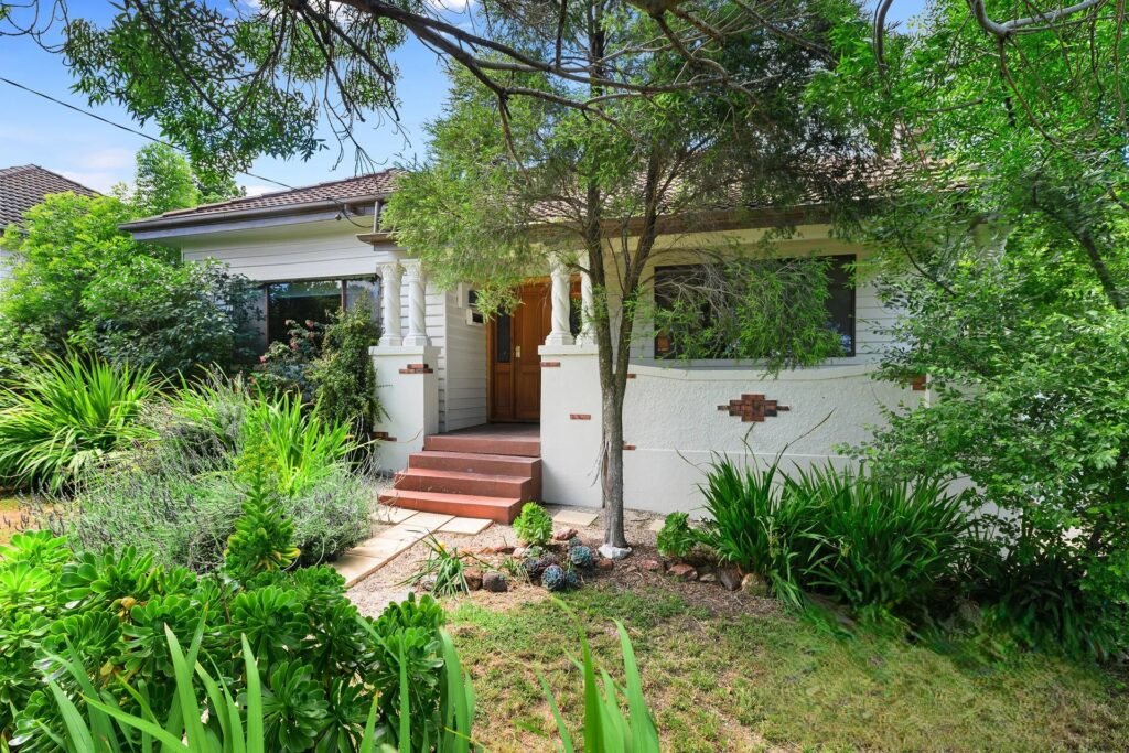 Enjoy a prime location just 3km from Bendigo CBD, offering the perfect balance of leafy surroundings and everyday convenience.